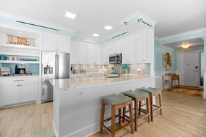 ثلاجة، ميكروويف، فرن، موقد طهي مسطح