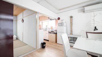 Basic Apartment | 10 bedrooms, desk, iron/ironing board, free WiFi