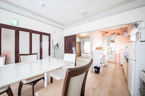 Apartamento básico | 10 quartos, escrivaninha, ferros/tábuas de passar roupa