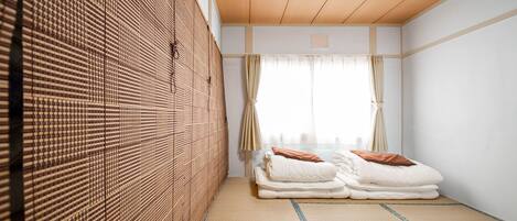 Basic Apartment | 10 bedrooms, desk, iron/ironing board, free WiFi