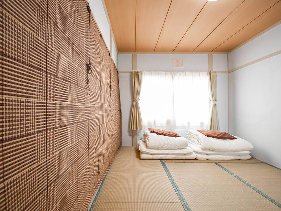 10 habitaciones, escritorio y tabla de planchar con plancha