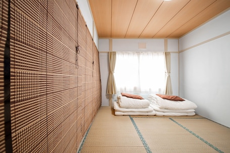 10 habitaciones, escritorio y tabla de planchar con plancha . OTARU SHIKKUI COTTAGE