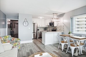 Interior - Perdido Skye 51 -1BD with Captains Bunks Beachfront view - NO HASSLE CHECK OUT (Pensacola)