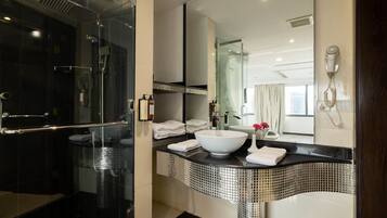 Quarto panorâmico, 1 cama King | Banheiro | Ducha de hidromassagem, produtos de toalete grátis, secador de cabelo
