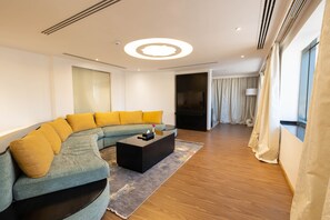 Chambre Panoramique, 1 très grand lit | Coin séjour