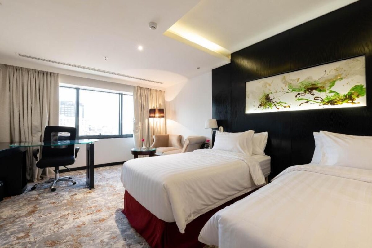 Premium bedding, in-room safe, blackout drapes, soundproofing