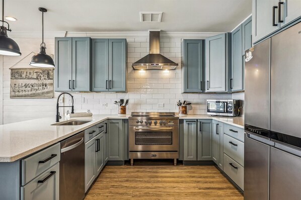 冰箱、微波炉、烤箱、炉灶