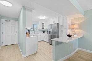 冷蔵庫、電子レンジ、オーブン、コンロ