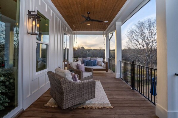 Terrace/patio - Heated Pool, Private Lake Views, Dock, Kayaks, SUP (Eatonton)