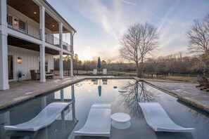 حمّام سباحة مُدفَّأ