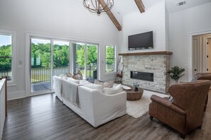 تلفزيون ذكي، مدفأة، ستيريو