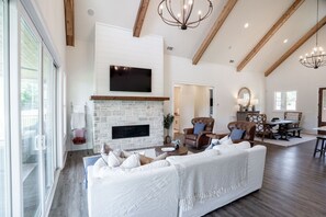 Smart TV, fireplace, stereo - Heated Pool, Private Lake Views, Dock, Kayaks, SUP (Eatonton)