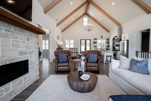 Smart TV, fireplace, stereo - Heated Pool, Private Lake Views, Dock, Kayaks, SUP (Eatonton)