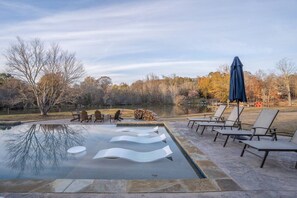 A heated pool - Heated Pool, Private Lake Views, Dock, Kayaks, SUP (Eatonton)