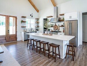 Kjøleskap, mikrobølgeovn, ovn og kokeplater