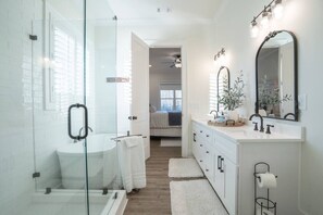 Hair dryer, towels - 7 Bedrooms • King Suites • Heated Pool • Dock • Kayaks (Eatonton)