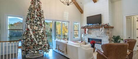 Smart-tv, eldstad och en stereo