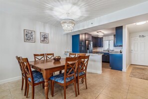 Dining - NEW LISTING! Sandy Key 411 4th floor -Beachfront view -NO HASSLE CHECK OUT (Pensacola)