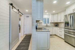 冰箱、微波炉、烤箱、炉灶