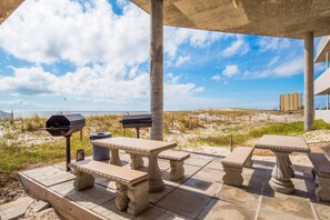 Outdoor dining - Windemere 1106- Beachfront - NO HASSLE CHECK OUT (Perdido Key)