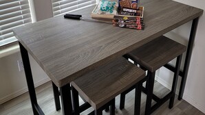 Una mesa con una caja de galletas Graham y una caja de bombones Hershey's.