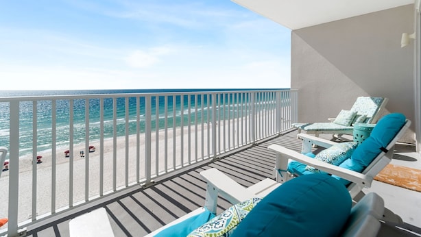 Un balcon avec vue sur la plage et l’océan.