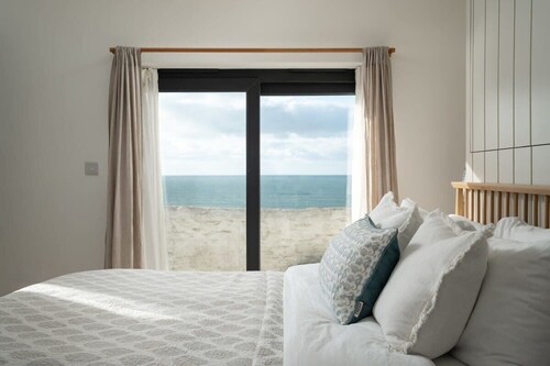 Cosy Beach House on the Seafront, Porthleven