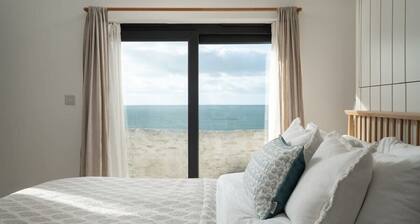 Cosy Beach House on the Seafront, Porthleven