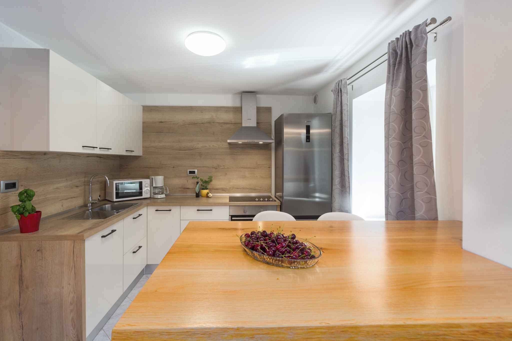 Kjøleskap, mikrobølgeovn, kokeplater og oppvaskmaskin