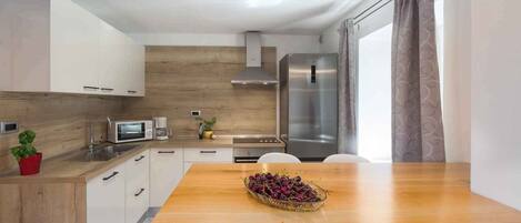 ثلاجة، ميكروويف، موقد طهي مسطح، غسالة أطباق