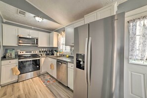 Geladeira, micro-ondas, cooktop, lava-louças