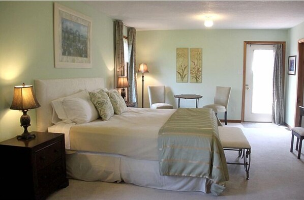 Laptop workspace, iron/ironing board, free WiFi, bed sheets