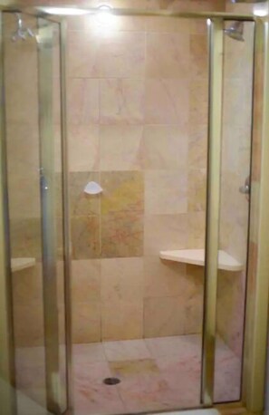 1 chambre, coffres-forts dans les chambres, bureau