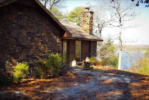 Serene & Private Lakefront Cabin- Beaver Lake Northwest Arkansas