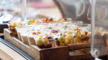 Eine Vitrine mit verschiedenen Frucht- und Joghurt-Parfaits.