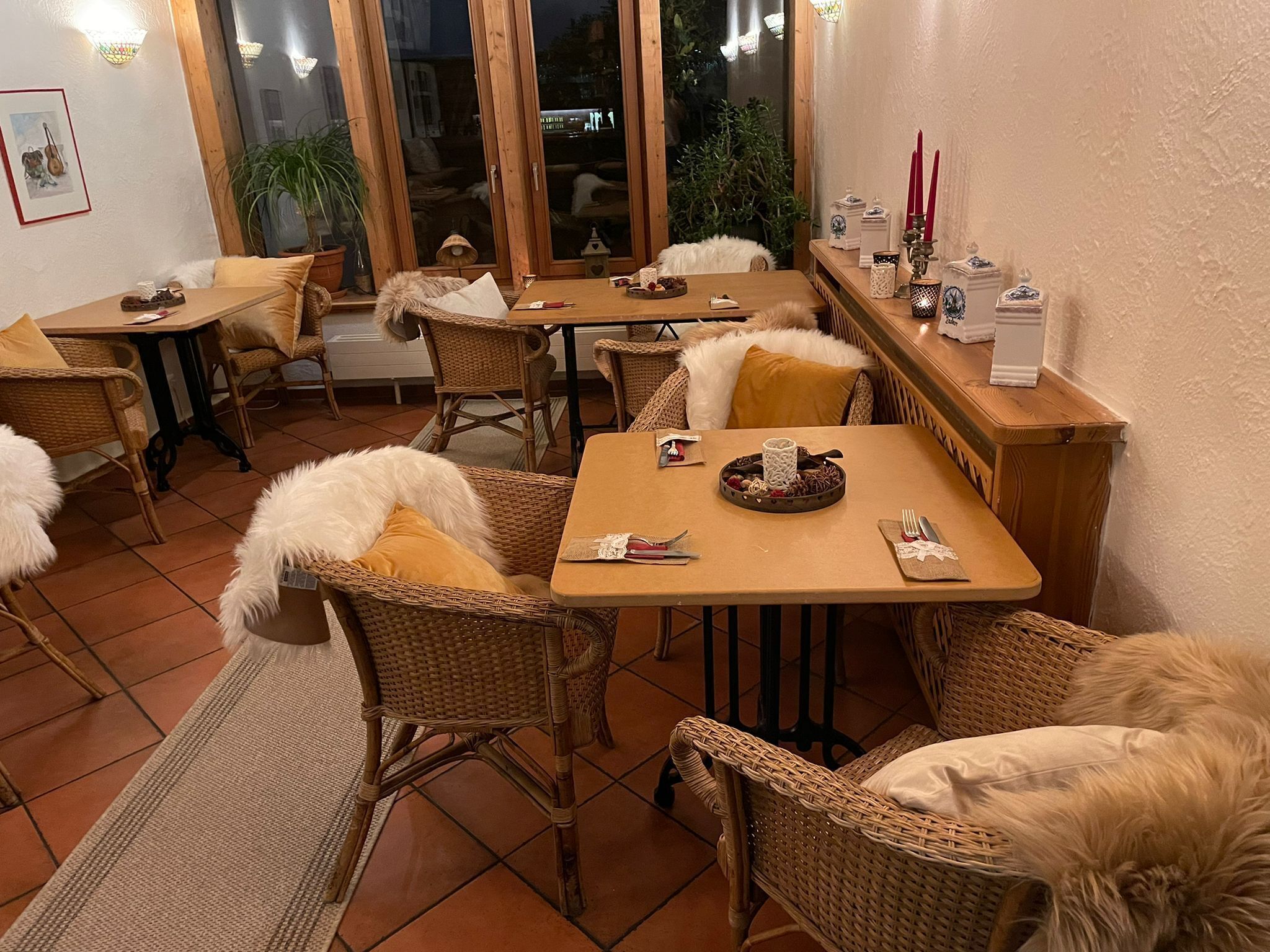 Un restaurant accueillant, doté de meubles en osier, de tables en bois et d’une atmosphère chaleureuse.