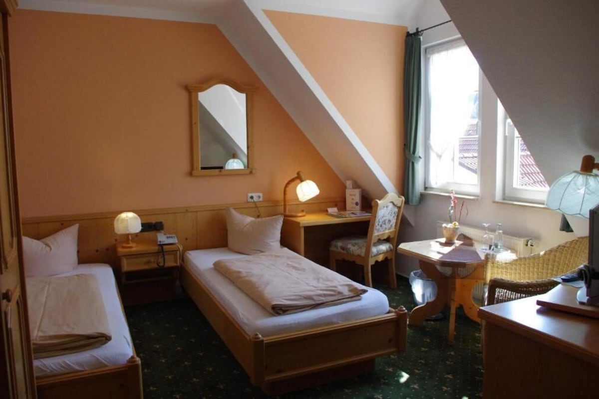 Een kluis op de kamer, een bureau, gratis wifi, beddengoed