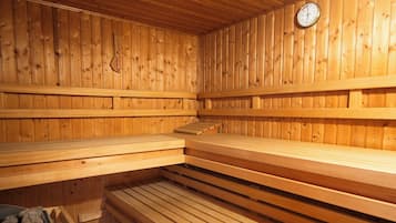 Eine Sauna mit Holzbänken und einer Uhr an der Wand.