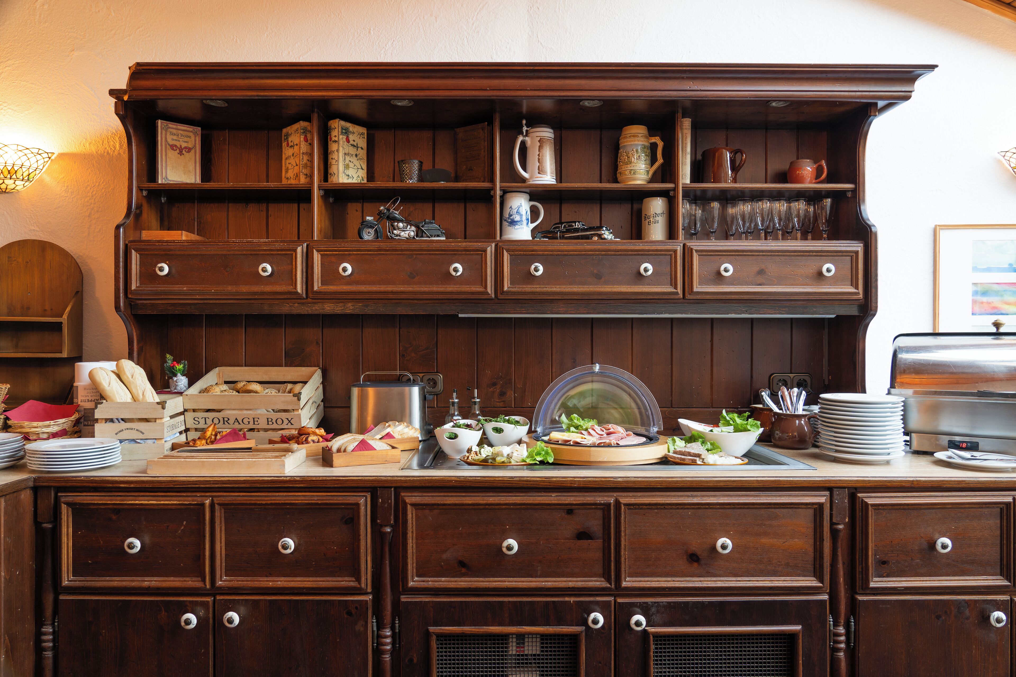 Ein reichhaltiges Holzbuffet mit verschiedenen Speisen und Gläsern.