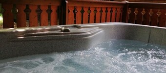 Log cabin with hot tub and  nestled in Kenwick Park, Louth