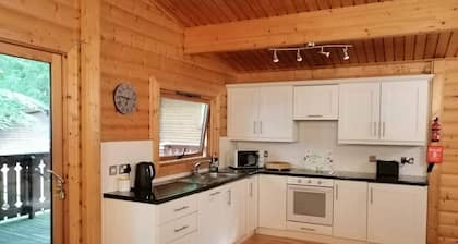 Log cabin with hot tub and nestled in Kenwick Park, Louth