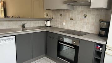 Réfrigérateur, micro-ondes, four, plaque de cuisson