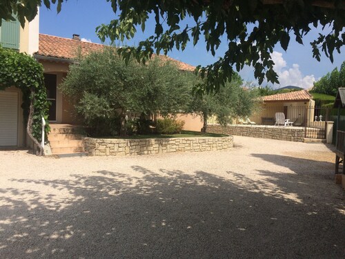 Air-conditioned villa with a private pool, 100 meters from the start of the Mont Ventoux climb