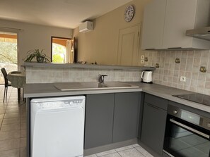 Kjøleskap, mikrobølgeovn, ovn og kokeplater