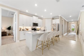 Fridge, microwave, oven, stovetop - Cozy Modern Family-Friendly Home w. 5 Star Amenities (Bonita Springs)