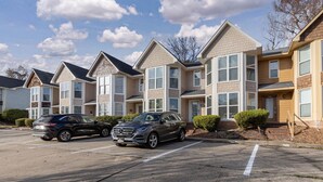 A row of townhouses with a parking lot in front. - Charming Townhouse - great walkable area 5 min from Downtown (Columbus)