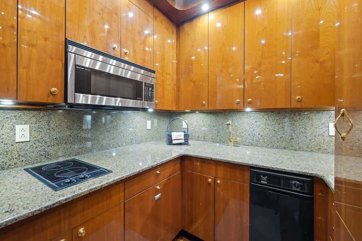 Refrigerador, microondas, horno y cafetera y tetera 