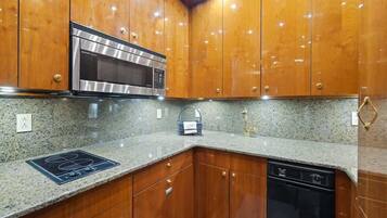 Refrigerador, microondas, horno y cafetera y tetera