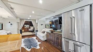 TV, fireplace, offices