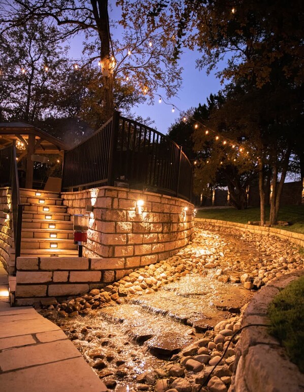 Property grounds - The Aspen Unit near COTA: Hot Tub, BBQ & Events! (Austin)